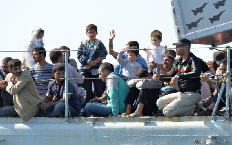 Un navire abandonné avec plus de 400 migrants à bord