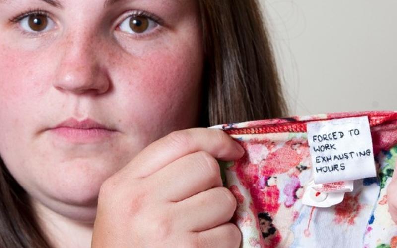 Un SOS cousu sur l'étiquette de sa robe