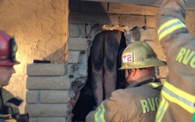 Une femme nue et bloquée dans une cheminée