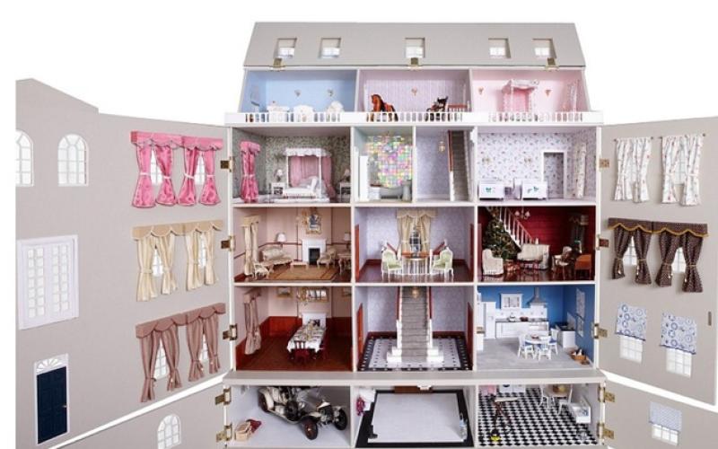 Une maison de poupée qui a tout d'une grande