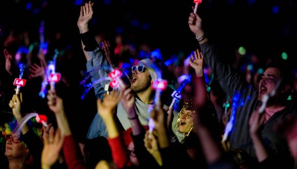 12 000 héros anonymes célébrés à Bercy hier soir.