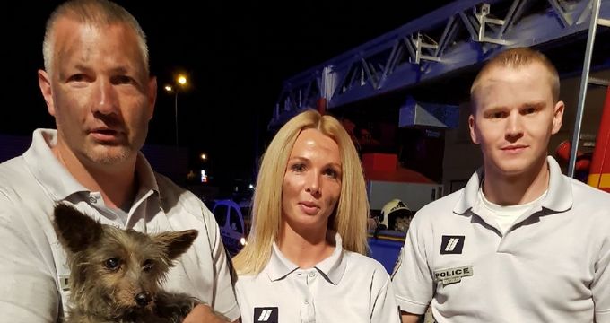 3 policiers sauvent un homme d’un incendie