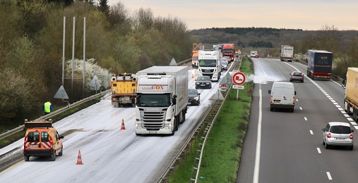 A31 : plus de 20 tonnes de peinture recouvrent l'autoroute !