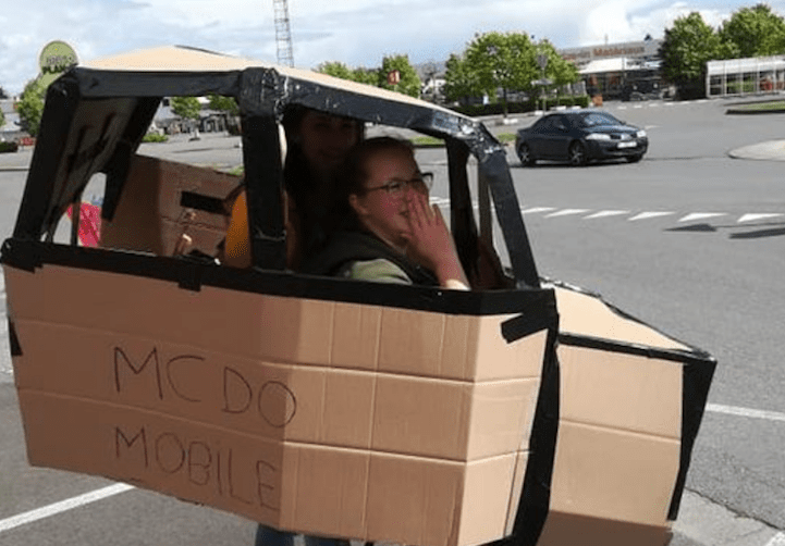 Belgique : elle confectionne une voiture en carton pour commander au drive du Mc Donald's