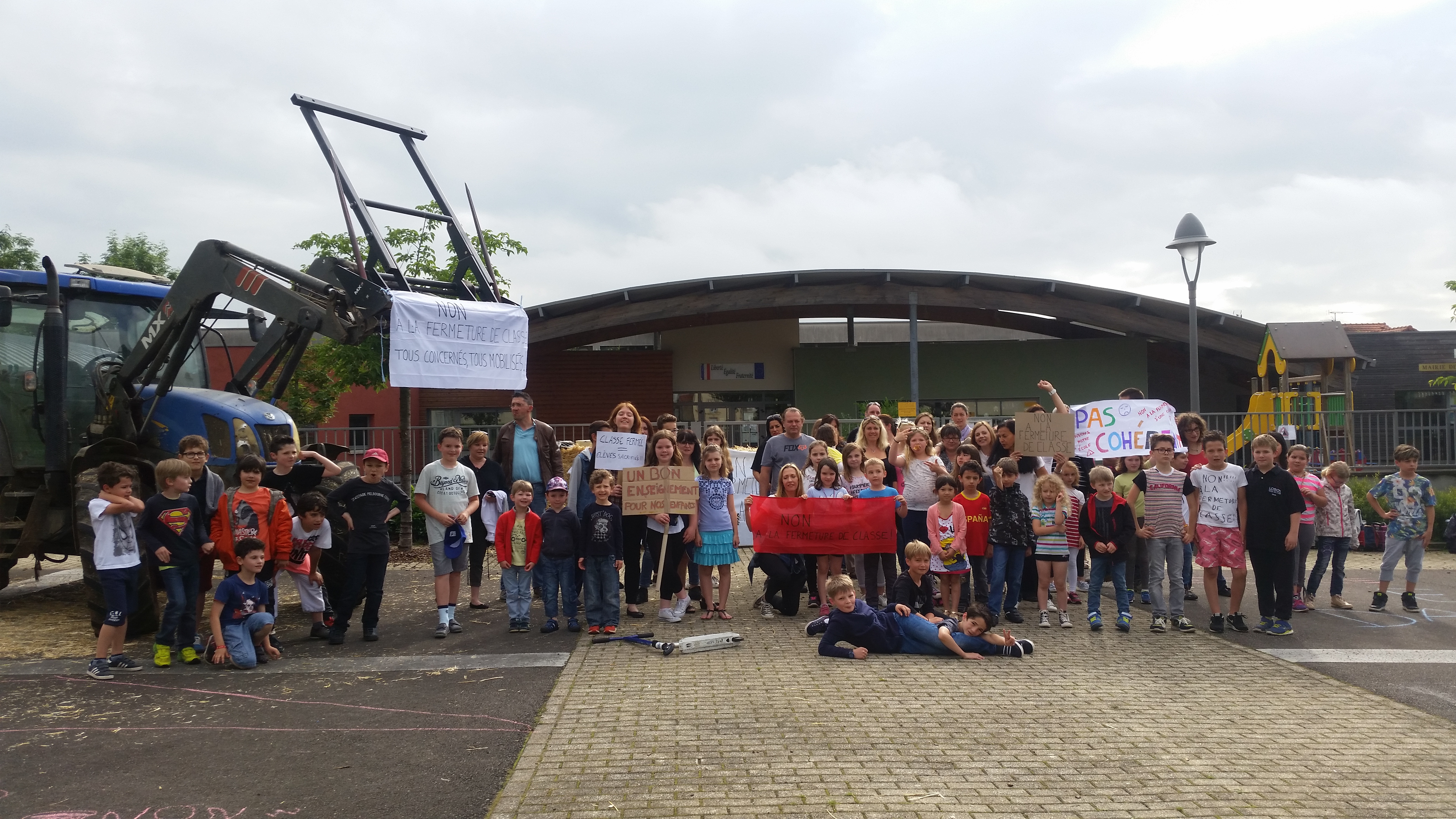 Briey : manifestation en cours devant l'école Louis Pergaud