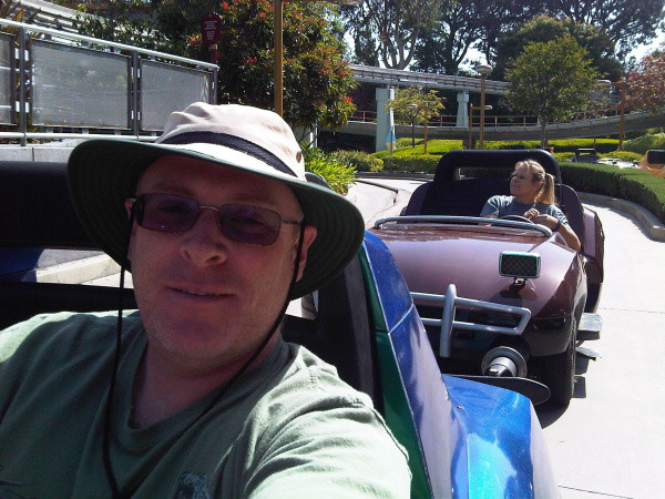 Cet homme vient quotidiennement à Disneyland