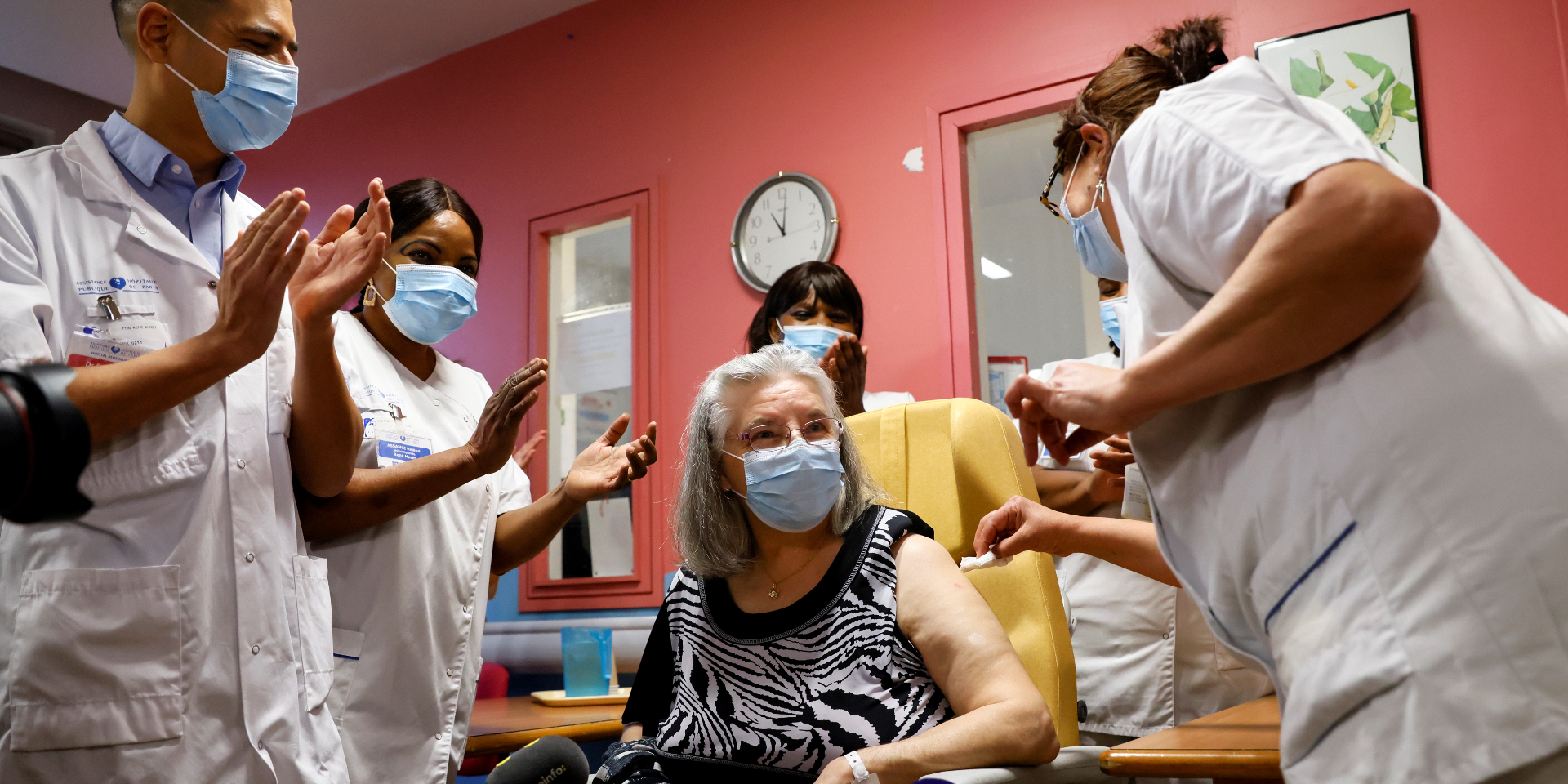 Covid-19 : une femme de 78 ans reçoit la première dose de vaccin en France