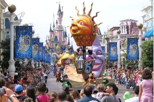 Des familles américaines louent des handicapés à Disney