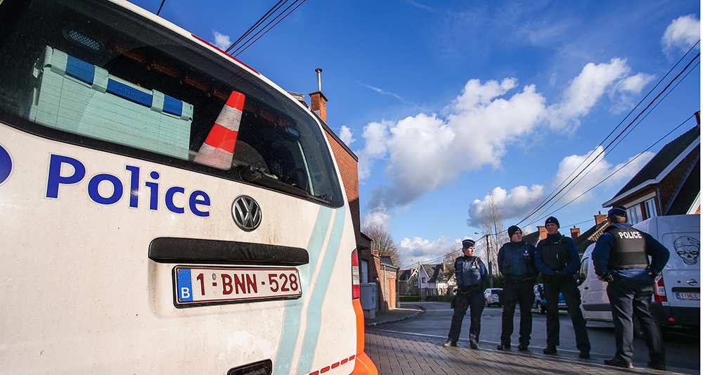 Deux frères interpellés lors d'une perquisition à Bruxelles dans l'enquête sur les attentats de Paris.