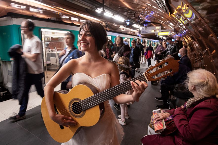Eli, la lorraine en robe de mariée, qui chante dans le métro parisien