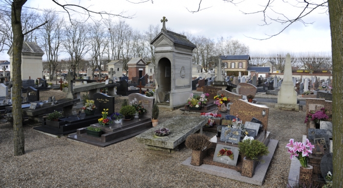 Elle boit un verre de champagne sur la tombe de son mari