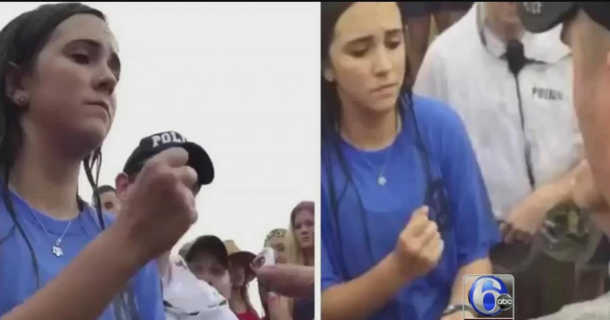 Elle joue sa convocation au tribunal avec des policiers