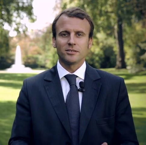 Emmanuel Macron démissionne