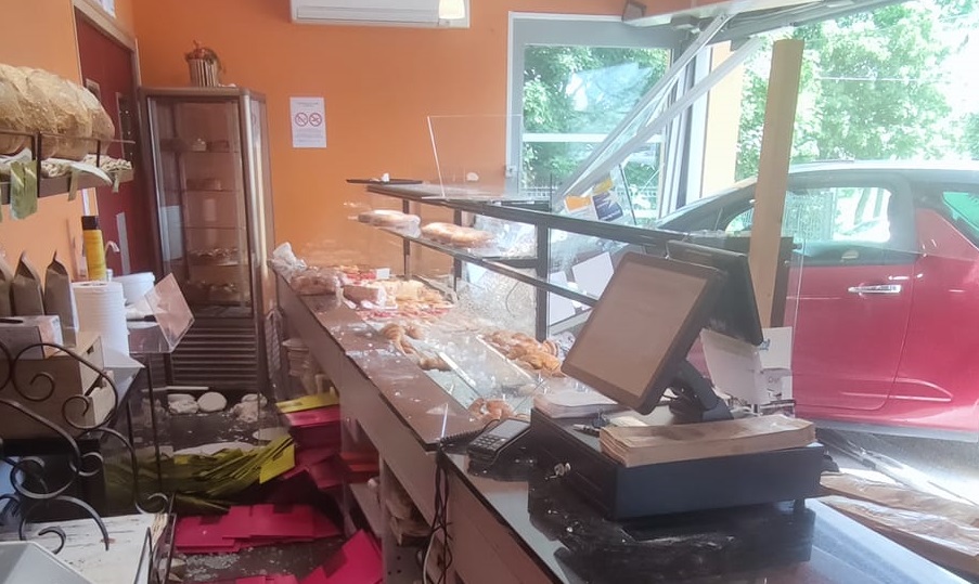 Haucourt-Moulaine : une voiture finit dans la boulangerie