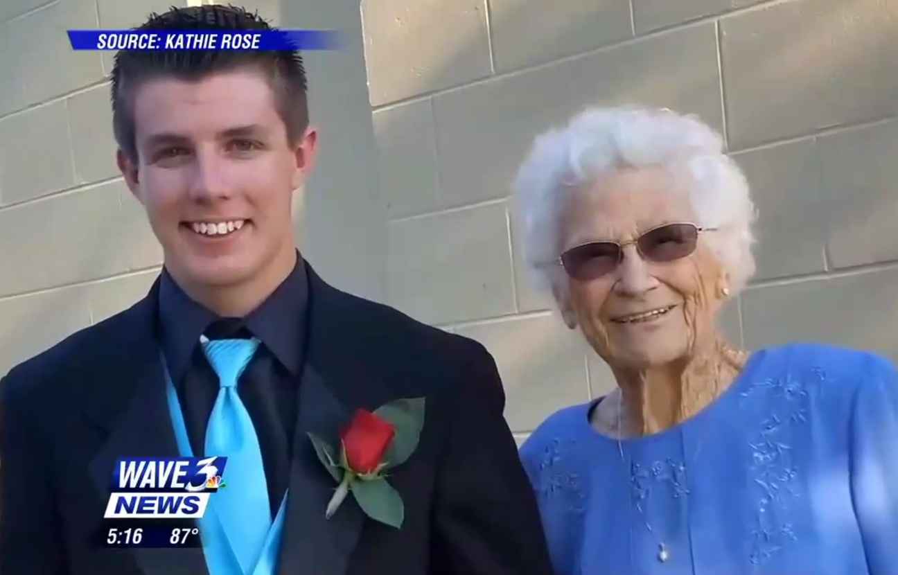 Il emmène sa grand-mère au bal de promo