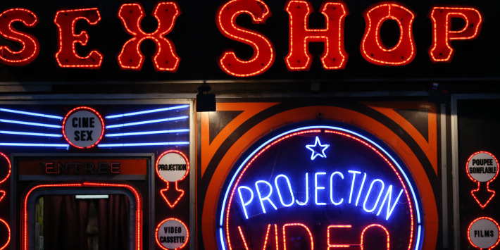 Il est enfermé dans un sex-shop