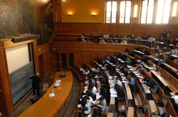 Il fait un striptease à ses élèves