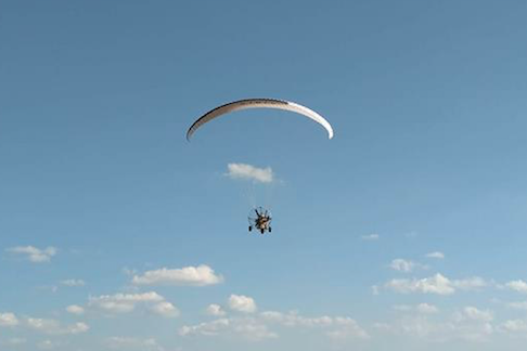 Il l'a fait ! Julien Barbier bat le record du monde d'altitude en paramoteur !