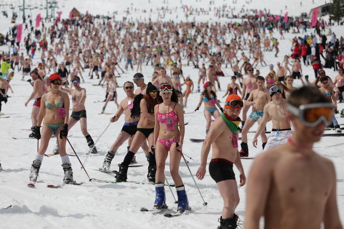Ils descendent les pistes de ski en bikini