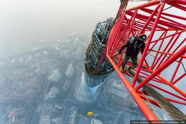 Ils escaladent une tour de 650m sans harnais