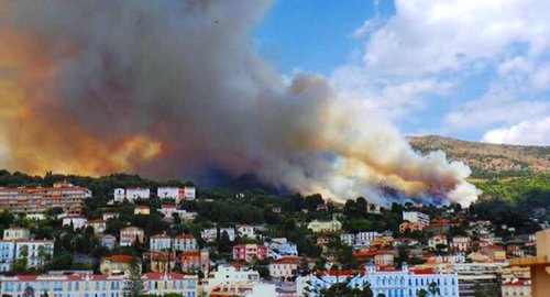 Incendie à Menton : villas évacuées et habitants hélitreuillés