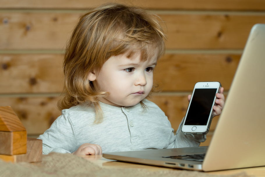 L’OMS recommande le moins d’écrans possible pour les moins de 5 ans
