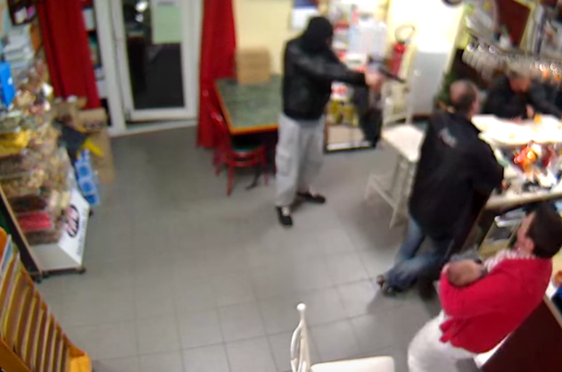 La patronne d'un bar fait fuir son agresseur