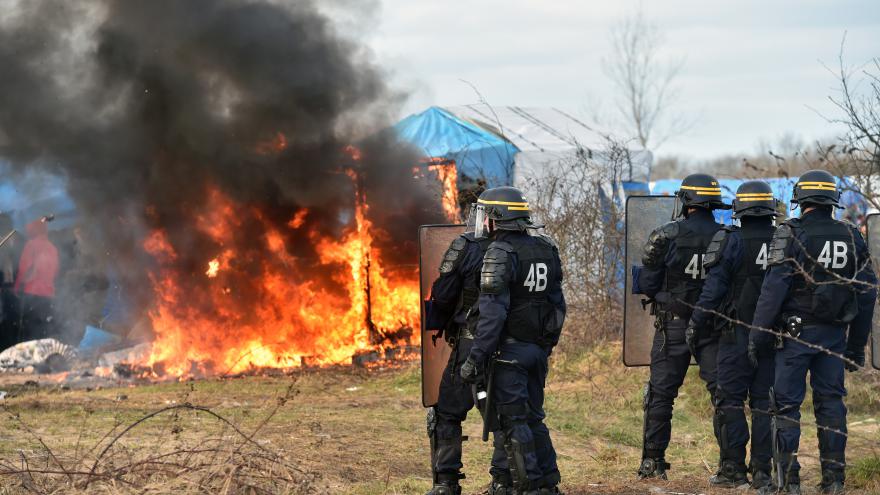 Le démantèlement de la "jungle" de Calais dégénère