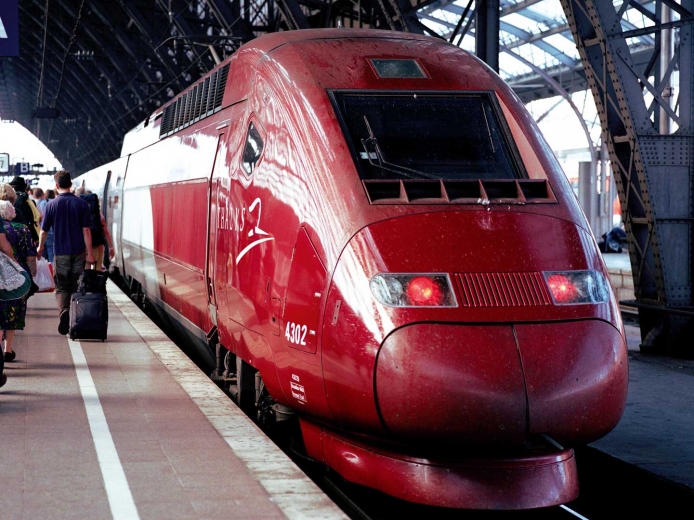Le gouvernement renforce les contrôles et les fouilles après l'attaque déjouée dans le Thalys