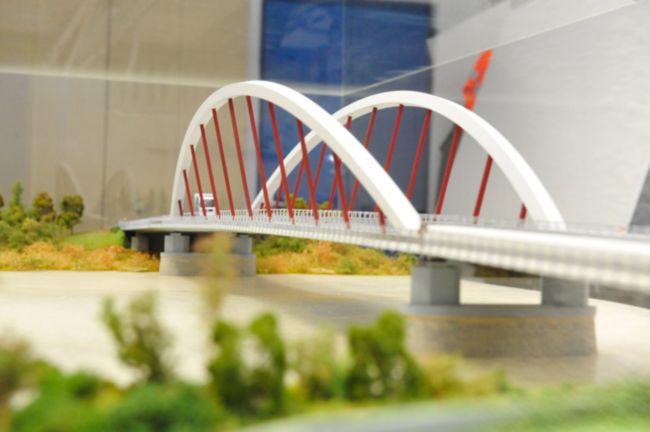 Le pont de Rapilly avance sur la Moselle