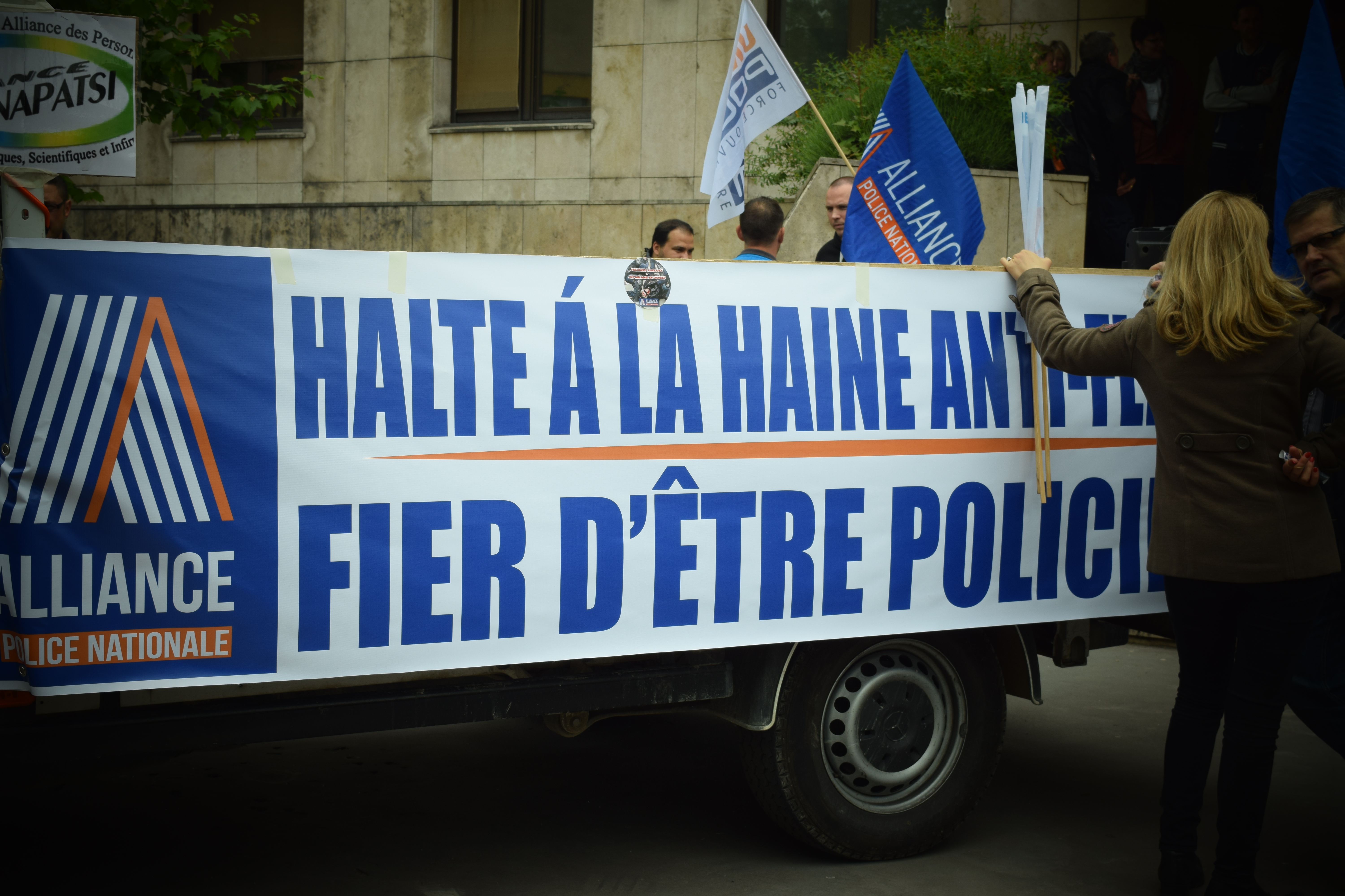 Les forces de l'ordres manifestent contre la "haine anti-flic", les casseurs répondent par la violence