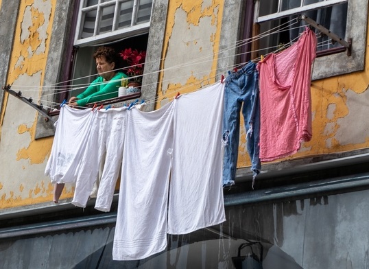 Lorraine : 72 PV et 5000€ d'amende, pour avoir étendu du linge à la fenêtre