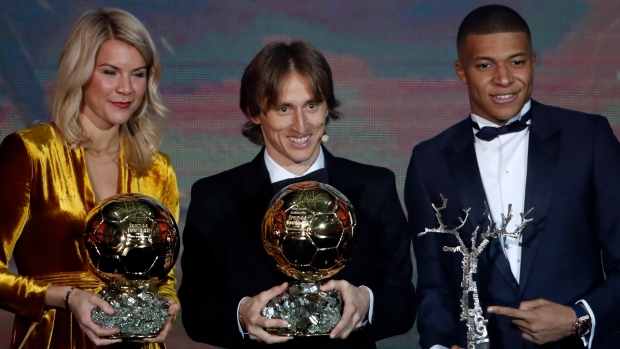 Luka Modric chipe le Ballon d'Or à nos champions du monde !