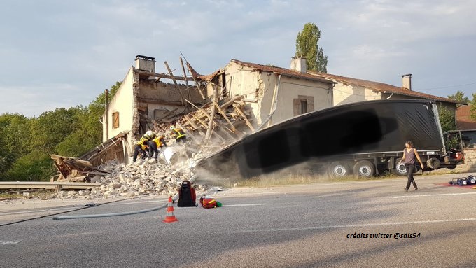 Lunéville : un camion s'encastre dans une maison