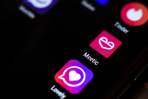 Metz : ils se faisaient passer pour une mineure sur le net pour faire "payer des prédateurs"