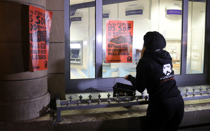 Metz : La Fondation Abbé Pierre dans la rue pour dénoncer les aménagements urbains qui empêchent les sans-abri de s'installer en ville