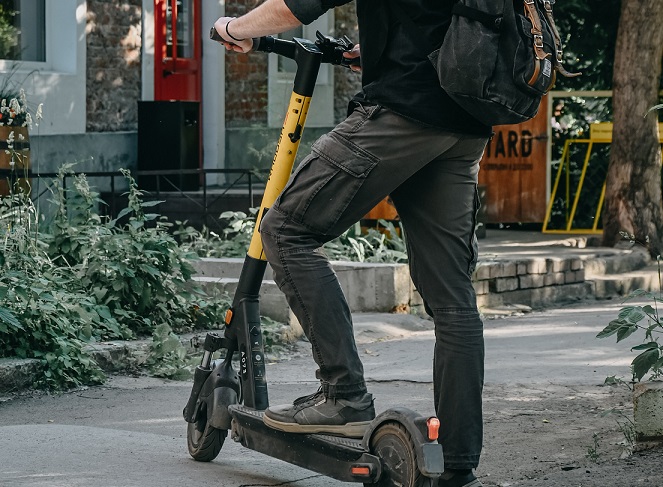 Metz : un jeune lancé à près de 100 km/h en trottinette dans la rue !