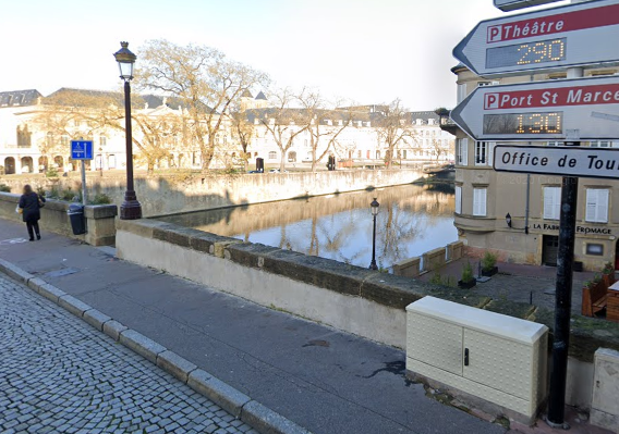 Metz : une voiture est tombée du pont des roches