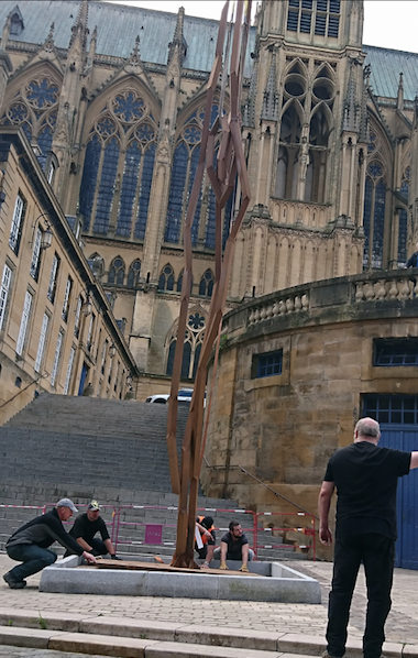 Metz : "Zmorg" l'oeuvre en acier de Robert Schad trône au pied de la cathédrale