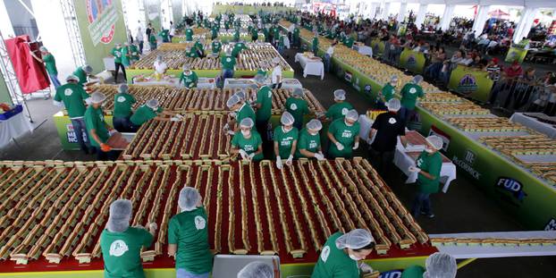 Mexique : record du monde de la plus longue file de hot-dogs !