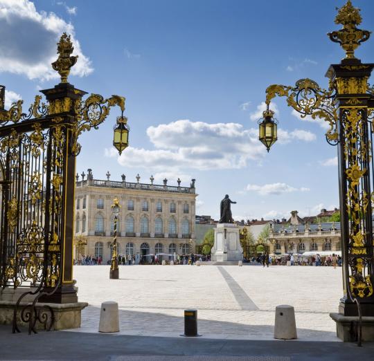 Nancy : un septuagénaire désorienté, traverse en voiture la place Stanislas 