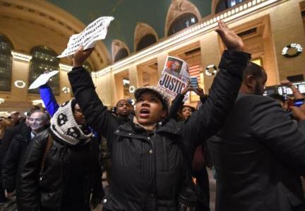 New-York : manifestations après la non-inculpation d'un policer blanc ayant tué un noir
