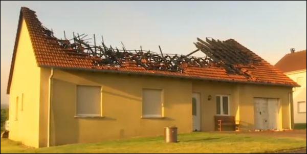 Niderviller : le toit d'une maison frappé par la foudre 