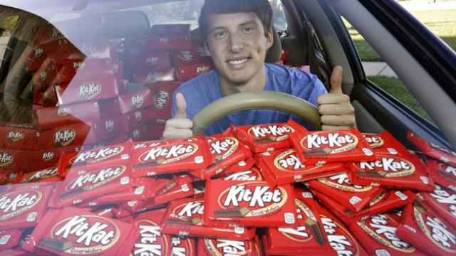 On lui vole son Kit Kat, la marque lui en offre 6 500 dans sa voiture
