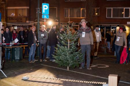 Oui, le championnat de lancer de sapin existe !