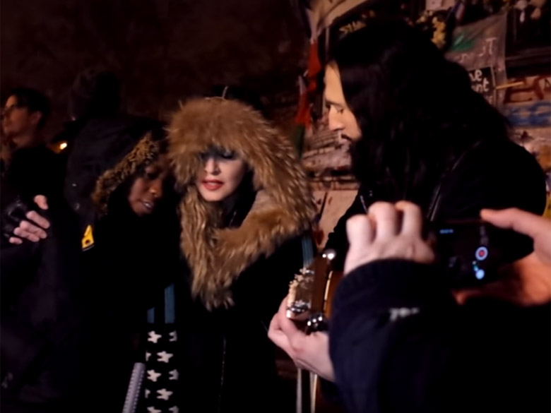 Paris : Madonna a tenu à rendre hommage aux victimes du 13 novembre