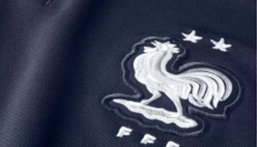 Pour avoir votre maillot deux étoiles des Bleus, il faudra patienter...