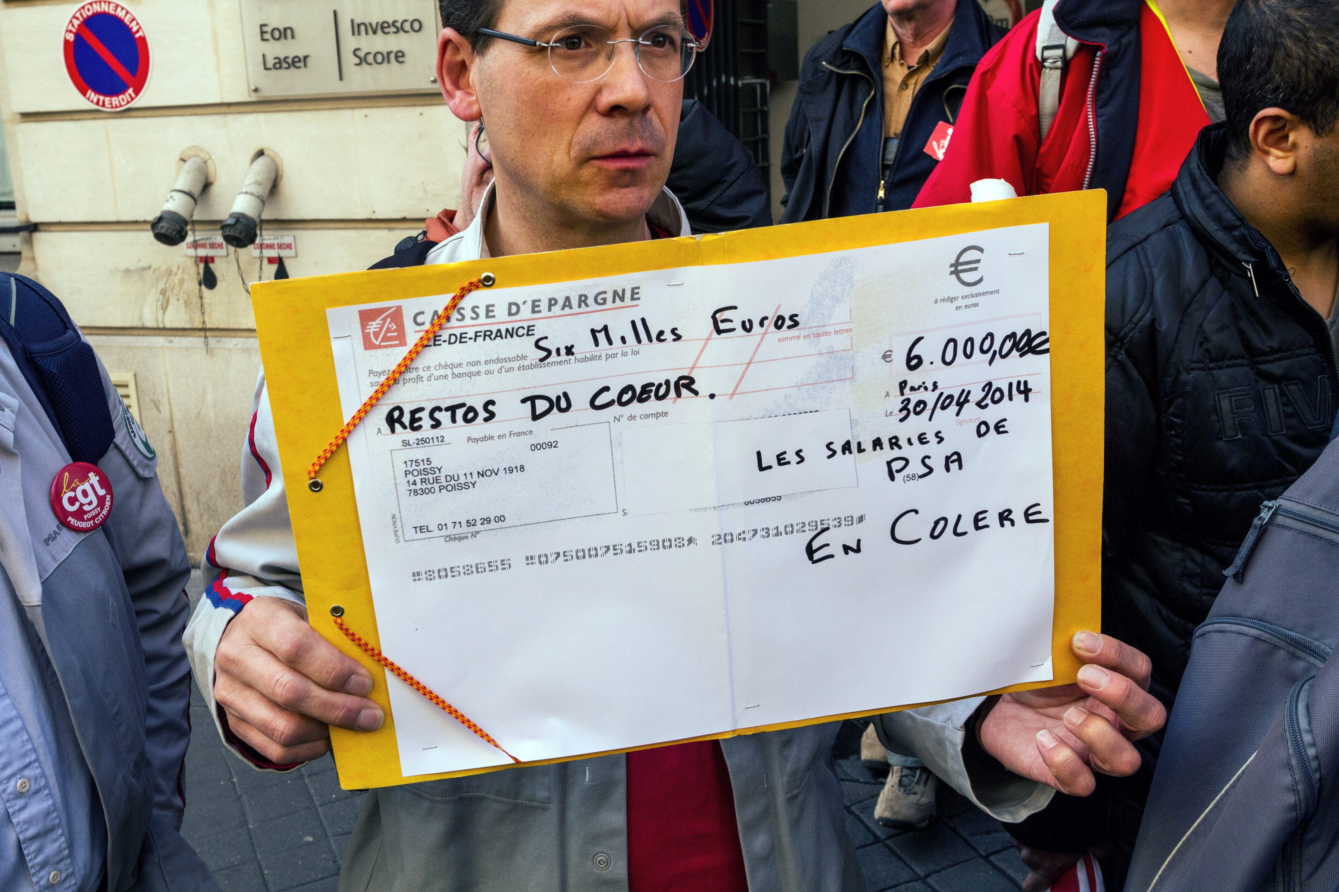 PSA Trémery : les salariés remettent leur prime de participation aux Restos du cœur