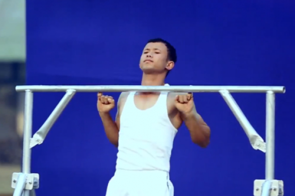 Record du monde de tractions effectuées avec deux petits doigts