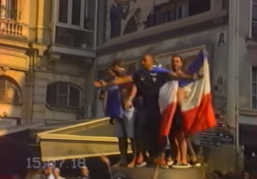 REGARDEZ : un supporter des Bleus nous fait revivre l'ivresse de la victoire façon VHS "France 98"